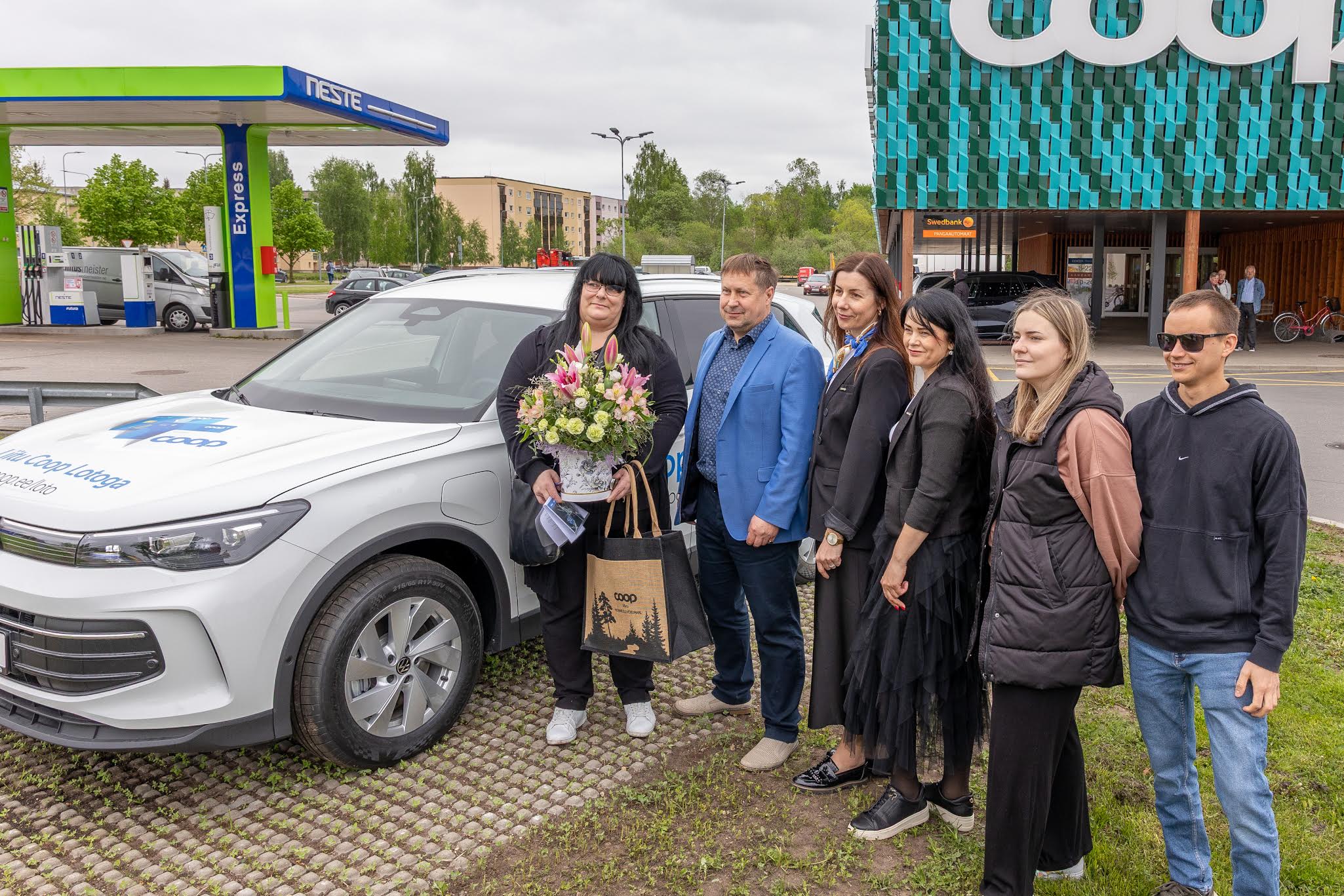 Võitja Merle Kera (vasakult), kellele tõid sõiduki võidu aprillikuu ostude põhjal kogunenud 120 lotopiletit, Võru Tarbijate Ühistu juhatuse liige Andres Kõiv, personalijuht Kaili Hallap, personalispetsialist Helin Semm, Berit Kera ja Heini Järve. FOTO: Aigar Nagel